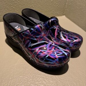 NWOT Dansko XP 2.0 Clogs Ribbon Patent